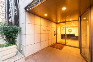 un pasillo de un edificio con puerta de cristal en Hotel Villa Fontaine Tokyo-Kayabacho, en Tokio