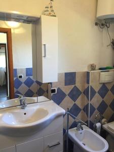 een badkamer met een wastafel en een spiegel bij Casa Mare Tamerici in San Teodoro