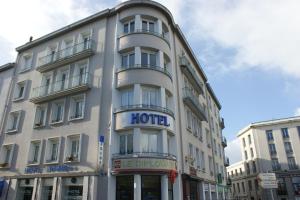 - un bâtiment blanc avec un panneau d'hôtel dans l'établissement Agena, à Brest