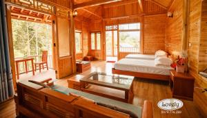- une chambre avec un lit dans une cabane en bois dans l'établissement Huy Trung Homestay, à Bắc Hà