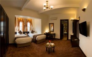 Rúm í herbergi á Maya Manor Boutique Hotel by KGH Group