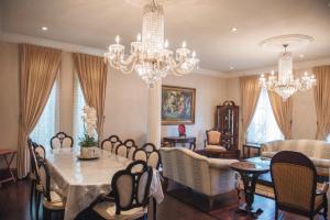 JstLikeHome - Luxury Mansion & Guesthouse tesisinde bir restoran veya yemek mekanı