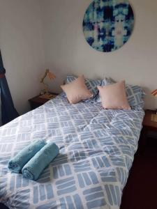 Un dormitorio con una cama con almohadas. en Dayspring Lodge, en Nuku‘alofa