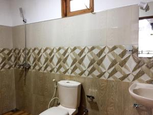 a bathroom with a toilet and a sink at Aroma Heaven Homestay in Ella