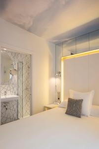 Postel nebo postele na pokoji v ubytování Nouvel Hôtel Eiffel