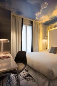 Postel nebo postele na pokoji v ubytování Nouvel Hôtel Eiffel