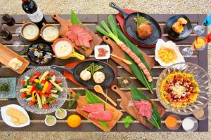una mesa llena de diferentes tipos de alimentos en Glamping Resort Yokabushi, en Ishigaki Island
