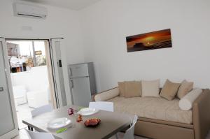 un soggiorno con un divano e un tavolo di Torre Lapillo Centro GMA Tourism a Torre Lapillo