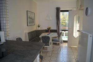 cocina y comedor con mesa y sillas en Ferienwohnung Sonnenkamp, en Schmallenberg