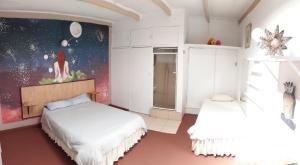 1 dormitorio con 2 camas y un cuadro en la pared en Paljas Backpackers en Potchefstroom
