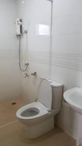 Wattana House في فيتشابوري: حمام مع مرحاض ومغسلة