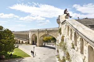 un hombre sentado en el borde de un puente en Mon Refuge Urbain, en Montpellier