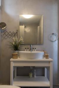 アポロニアにあるRose Homeのバスルーム(洗面台、鏡付)