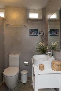 アポロニアにあるRose Homeのバスルーム(トイレ、洗面台付)