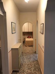 a hallway leading to a bedroom with a bed at Cà Formosa in Venice