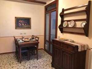 a dining room with a table and chairs and a window at Cà Formosa in Venice