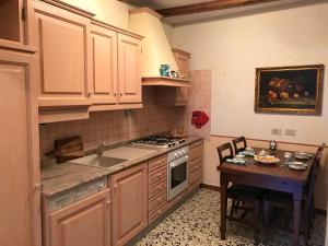een keuken met een tafel en een fornuis top oven bij Cà Formosa in Venetië