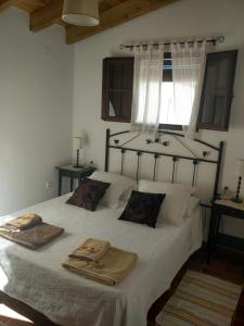 Tempat tidur dalam kamar di Casa Rural La Torre