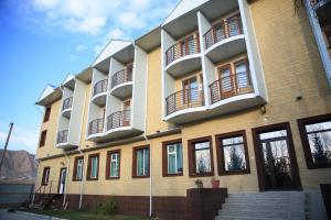 un edificio con balcones en un lateral en Aska Hotel, en Naryn