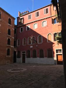 een groot gebouw van rode baksteen met veel ramen bij Cà Formosa in Venetië