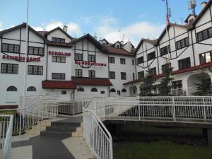 グダニスクにあるSzkolne Schronisko Młodzieżowe w Gdańsku School Youth Hostel in Gdańskの大きな白い建物