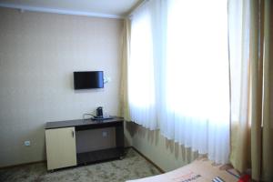 Aska Hotel的电视和/或娱乐中心