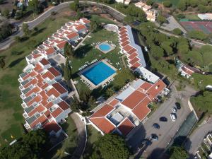 an overhead view of a group of houses with a pool at Hotel Apartamento Do Golfe in Vilamoura