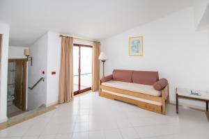 a living room with a couch and a table at Hotel Apartamento Do Golfe in Vilamoura