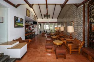 a waiting room with chairs and tables and chairs at Hotel Apartamento Do Golfe in Vilamoura