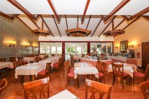 a restaurant with tables and chairs in a room at Hotel Apartamento Do Golfe in Vilamoura