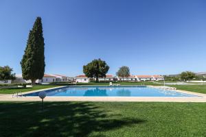 
The swimming pool at or near Hotel Apartamento Do Golfe
