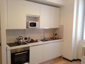 Ett kök eller pentry på Larius Apartment Parking