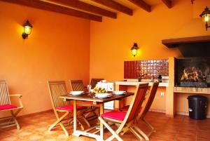 ein Esszimmer mit einem Holztisch und Stühlen in der Unterkunft Villa Natural Barcarés in Alcúdia