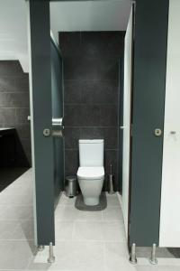 Ένα μπάνιο στο Mountain Hostel Tarter