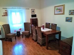 comedor con mesa y sillas en Montemerano-Saturnia House Apartment, en Montemerano