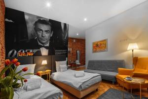 Posteľ alebo postele v izbe v ubytovaní Cinema Rooms - Piotrkowska