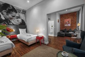 Posteľ alebo postele v izbe v ubytovaní Cinema Rooms - Piotrkowska