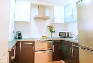 LEON INMO Apartment Elegancia - 11091にあるキッチンまたは簡易キッチン