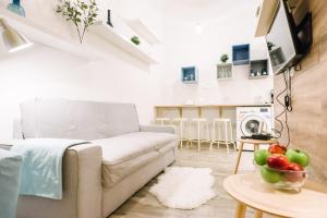 ブダペストにあるDiamond Apartmentのリビングルーム(ソファ、果物付きテーブル付)