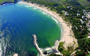 - une vue aérienne sur la plage et l'océan dans l'établissement Villa Rusto, à Kiten