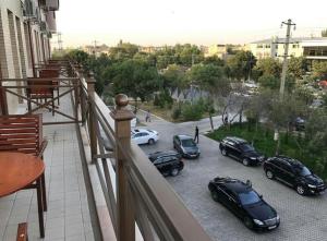 eine Gruppe von Autos, die auf einem Parkplatz geparkt sind in der Unterkunft Hotel Afrosiyob in Qarshi