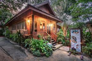 a small house with a sign in front of it at Samed Villa Resort in Ko Samed