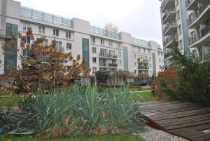 a garden in front of an apartment building at Żoliborz Apartamenty in Warsaw