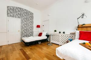 מיטה או מיטות בחדר ב-Earls Court Amazing 2 bed Flat in Central London