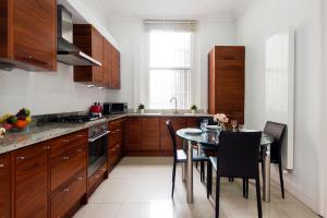 Virtuvė arba virtuvėlė apgyvendinimo įstaigoje Earls Court Amazing 2 bed Flat in Central London