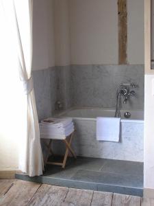 Koupelna v ubytování La Grande Maison á Chanteuges + 68 fotografií