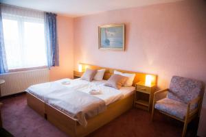 Postel nebo postele na pokoji v ubytování Hotel Stadt Peine