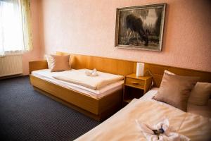 Postel nebo postele na pokoji v ubytování Hotel Stadt Peine