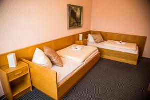Postel nebo postele na pokoji v ubytování Hotel Stadt Peine