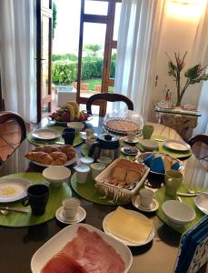 ein Tisch mit vielen Teller Essen drauf in der Unterkunft Villa Minuta in Scala